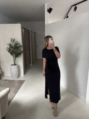 Robe longue noire, détails à nouer