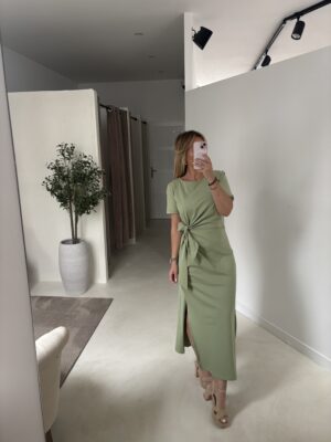 Robe longue verte, détails à nouer
