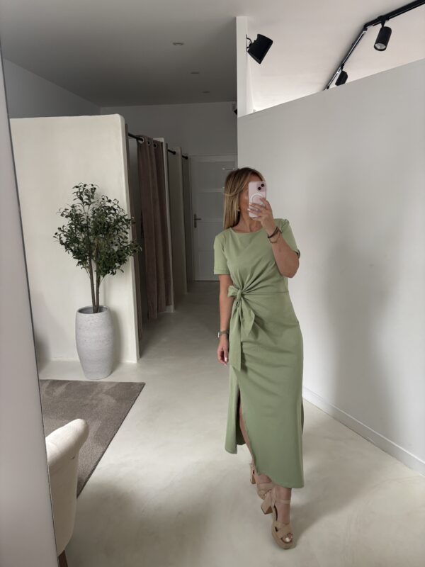 Robe longue verte, détails à nouer