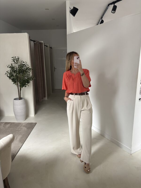 Blouse orange manches courtes détail dentelle sur le col