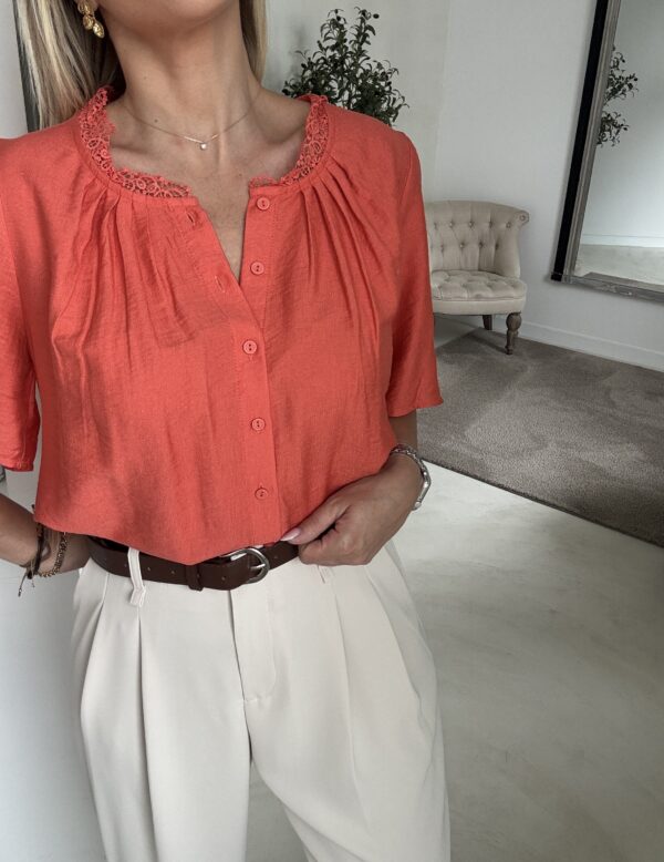 Blouse orange manches courtes détail dentelle sur le col – Image 2