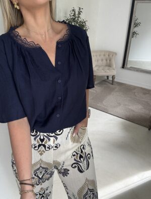 Blouse bleu marine manches courtes détail dentelle sur le col