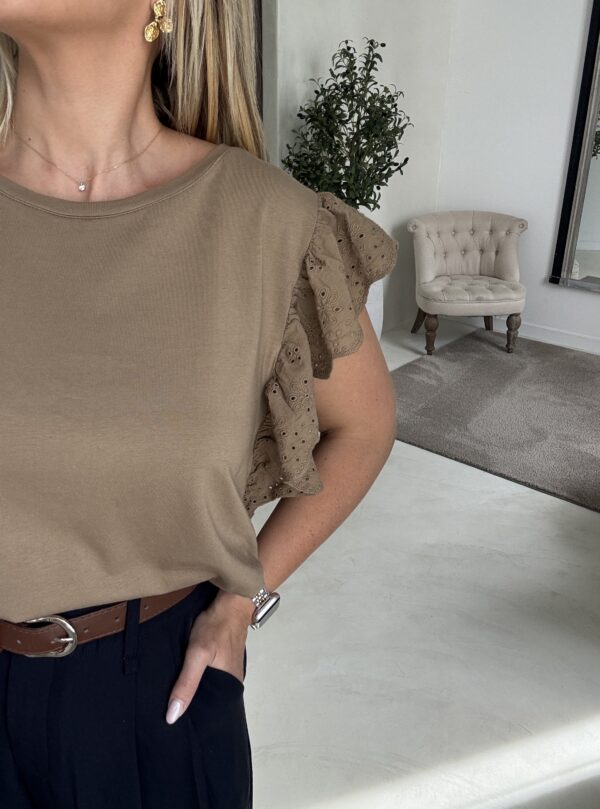 T-shirt camel avec manches à volants – Image 2
