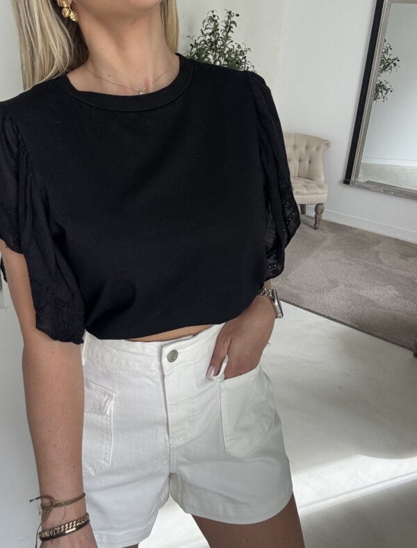 T-Shirt noir et volants sur les manches – Image 2