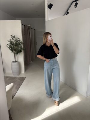Blouse noire manches courtes détail dentelle sur le col