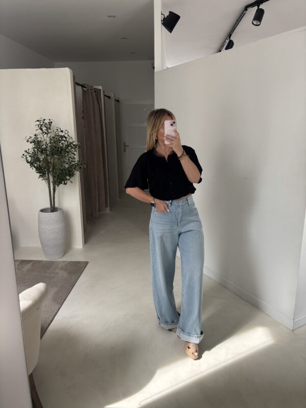 Blouse noire manches courtes détail dentelle sur le col