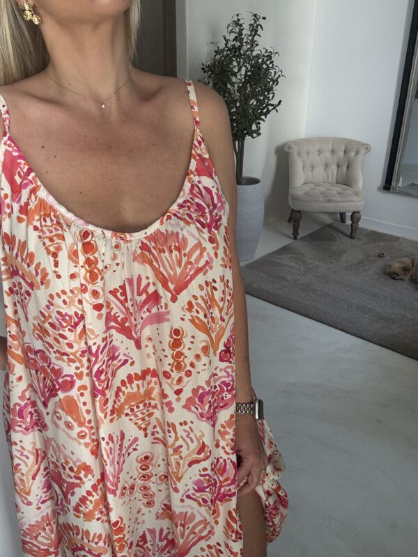 Robe fluide à bretelles et motifs – Image 2