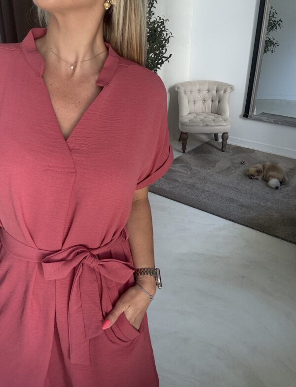 Robe courte vieux rose avec ceinture – Image 2