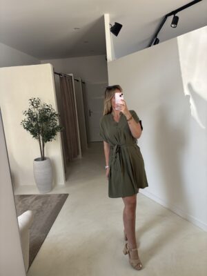 Robe courte kaki avec ceinture