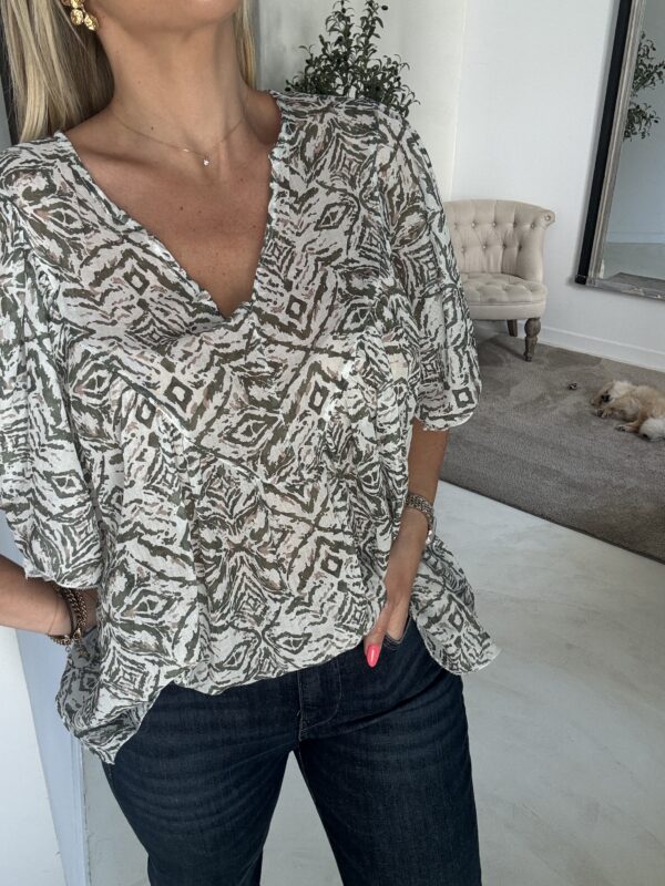 Blouse manches courtes à motifs verts – Image 2