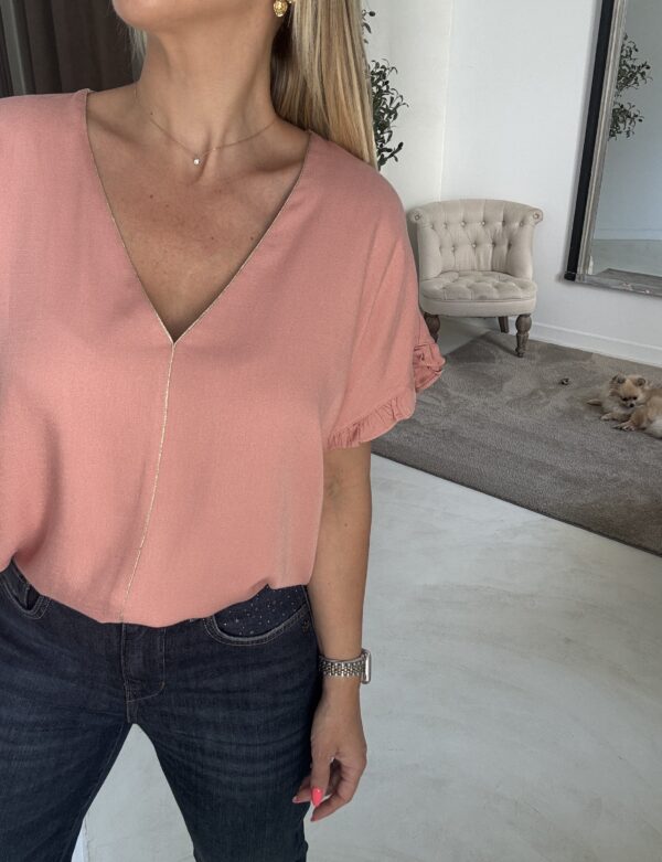 Blouse manches courtes saumon et liseré doré – Image 2