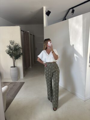 Pantalon fluide vert à motifs brodés