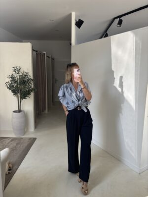 Blouse large à rayures et motifs fleuris bleus