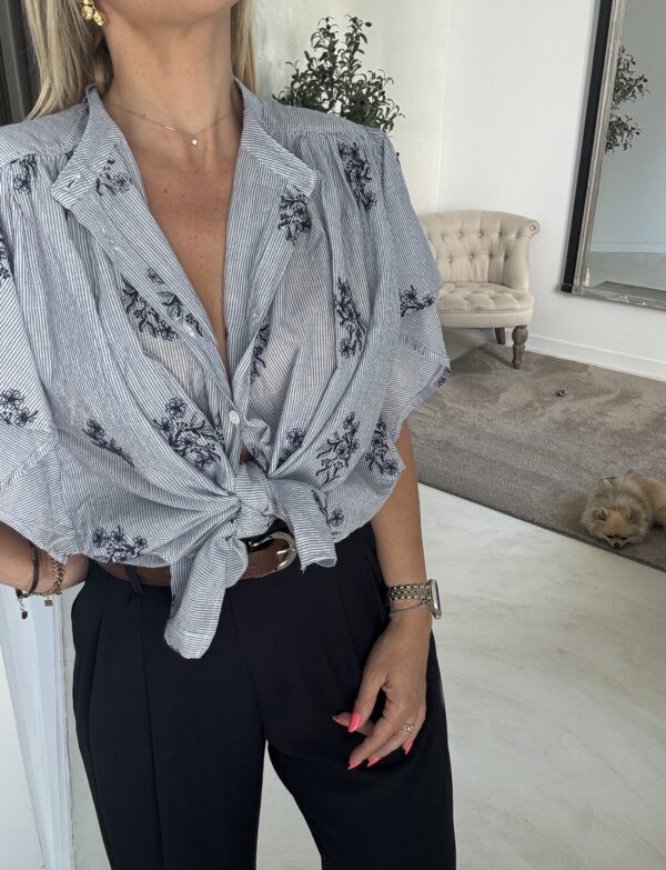 Blouse large à rayures et motifs fleuris bleus – Image 2