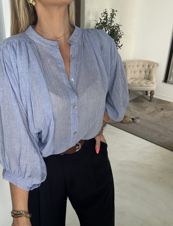 Blouse ample et fluide bleu ciel – Image 2
