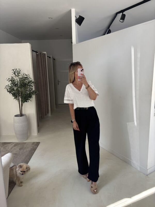T-Shirt blanc et détail dentelle – Image 2