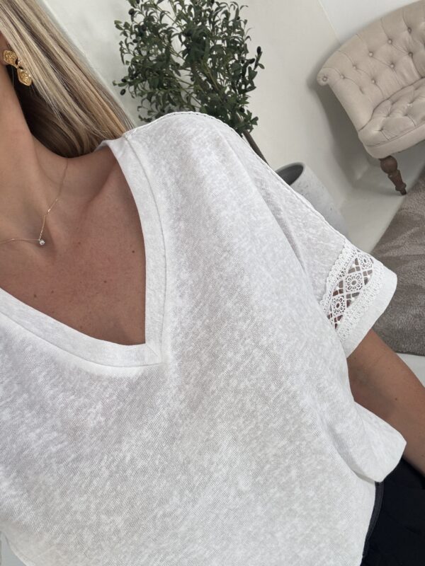 T-Shirt blanc et détail dentelle – Image 3