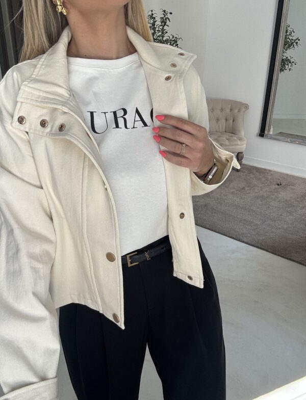 Veste en jean courte beige détails boutons dorés – Image 2