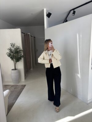 Veste en jean courte beige détails boutons dorés