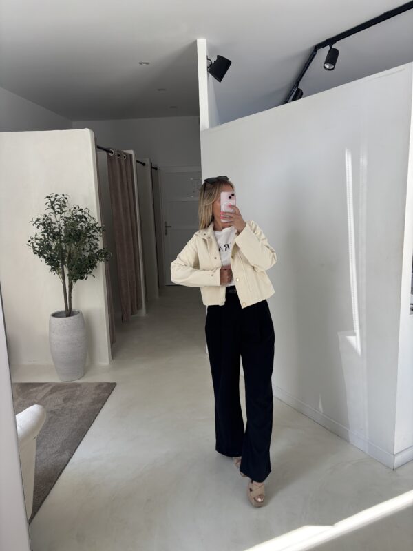 Veste en jean courte beige détails boutons dorés