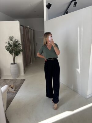 T-shirt kaki col V détails dentelle