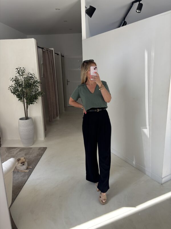 T-shirt kaki col V détails dentelle