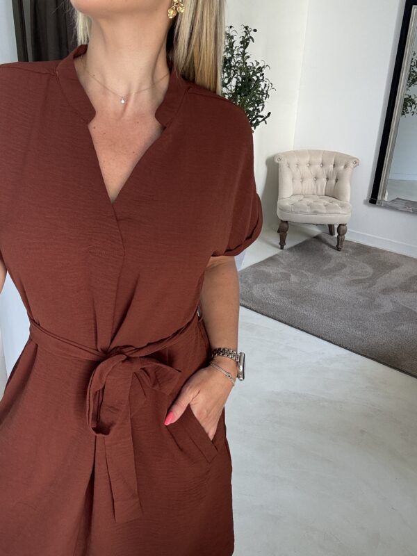 Robe courte café avec ceinture – Image 2