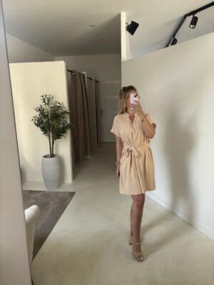 Robe courte beige avec ceinture