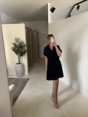 Robe courte noire avec ceinture