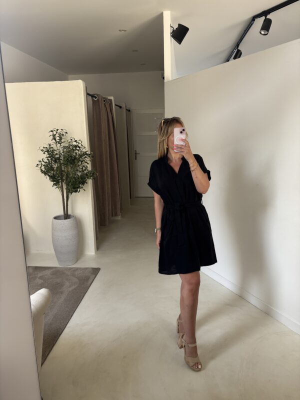 Robe courte noire avec ceinture