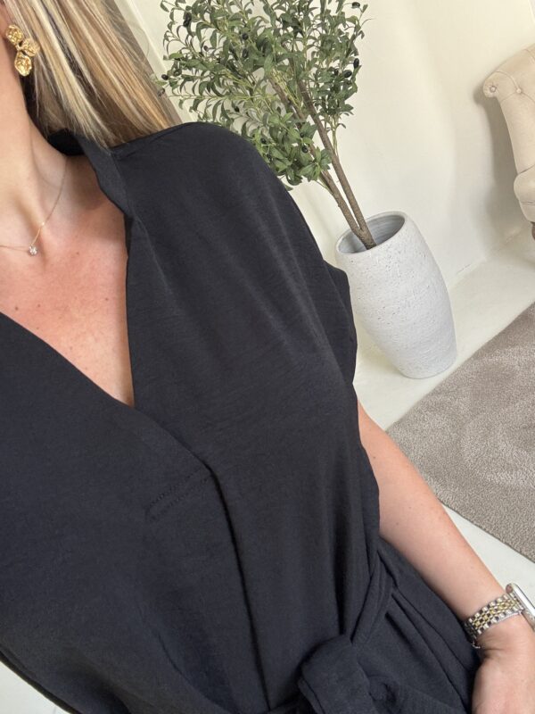 Robe courte noire avec ceinture – Image 2