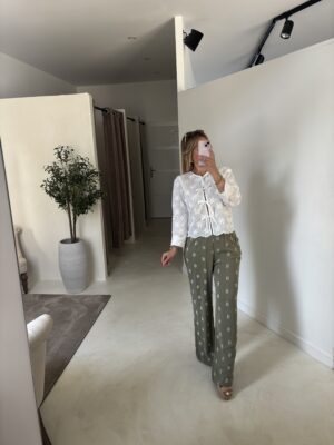Blouse ajourée blanche, avec noeuds
