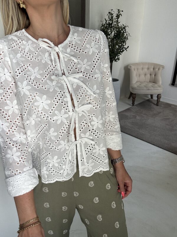 Blouse ajourée blanche, avec noeuds – Image 2