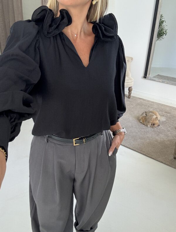 Blouse ample noire col V,  à nouer – Image 2