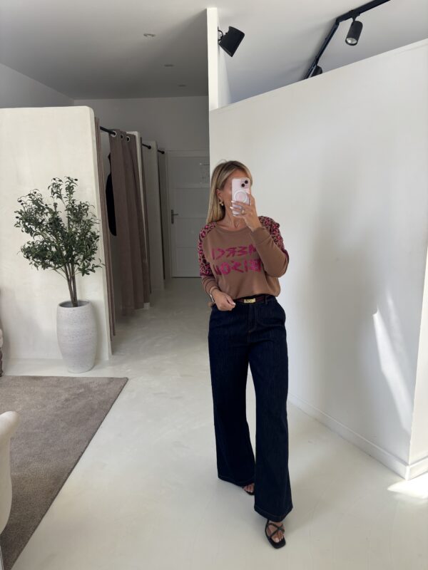 Sweat marron "Merci bisou" imprimé léopard bordeaux et rose – Image 2