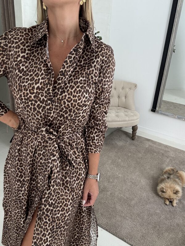Robe chemise longue léopard – Image 2