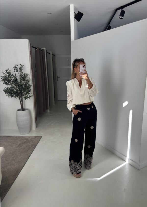 Pantalon fluide noir avec broderies beige