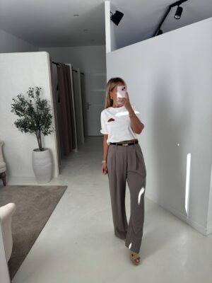 Pantalon fluide et large gris ceinturé