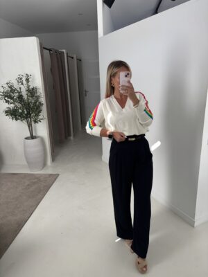 Pull col V blanc avec bandes arc-en-ciel