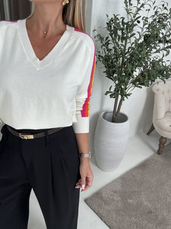 Pull col V blanc avec bandes arc-en-ciel – Image 2