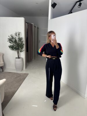 Pull col V marine avec bandes arc-en-ciel