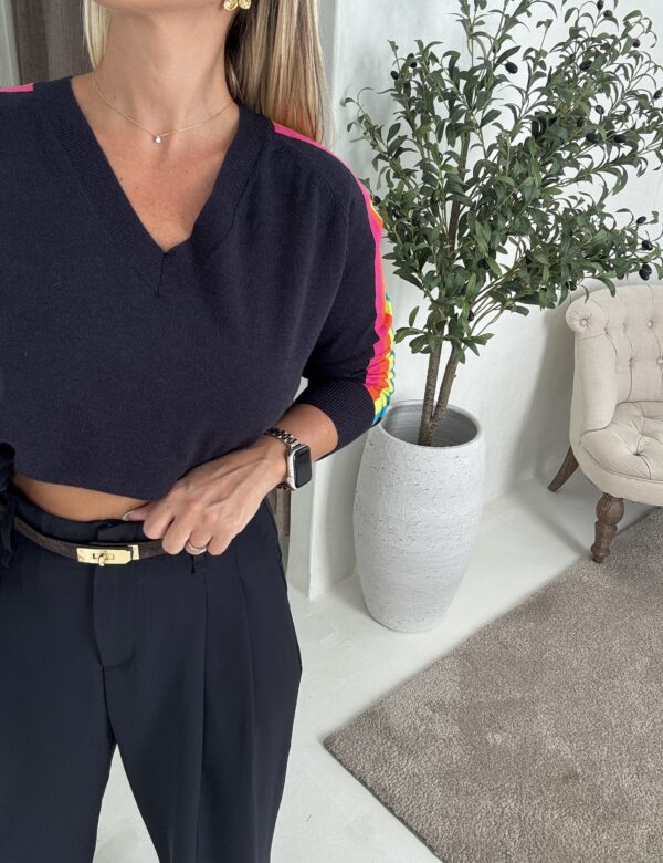 Pull col V marine avec bandes arc-en-ciel – Image 2