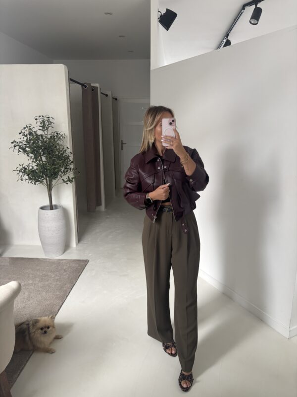 Veste simili cuir bordeaux, poches sur le devant – Image 2