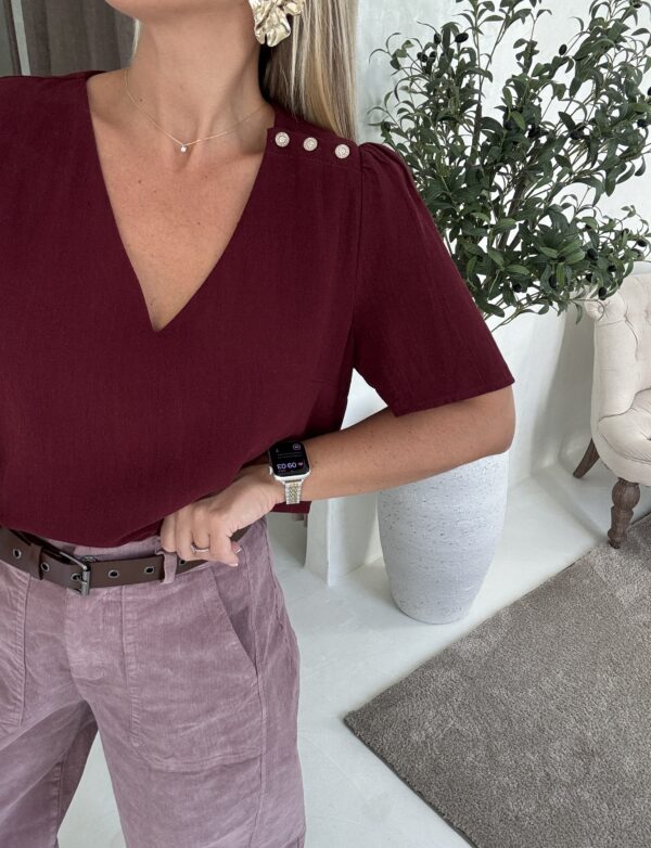 Blouse manches courtes bordeaux, col et boutons dorés – Image 2
