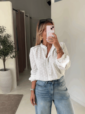 Blouse blanche à pois brodés