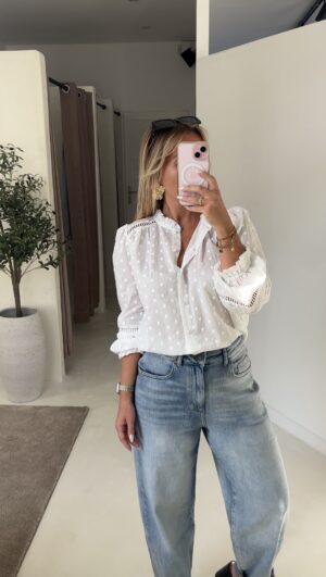Blouse blanche à pois brodés