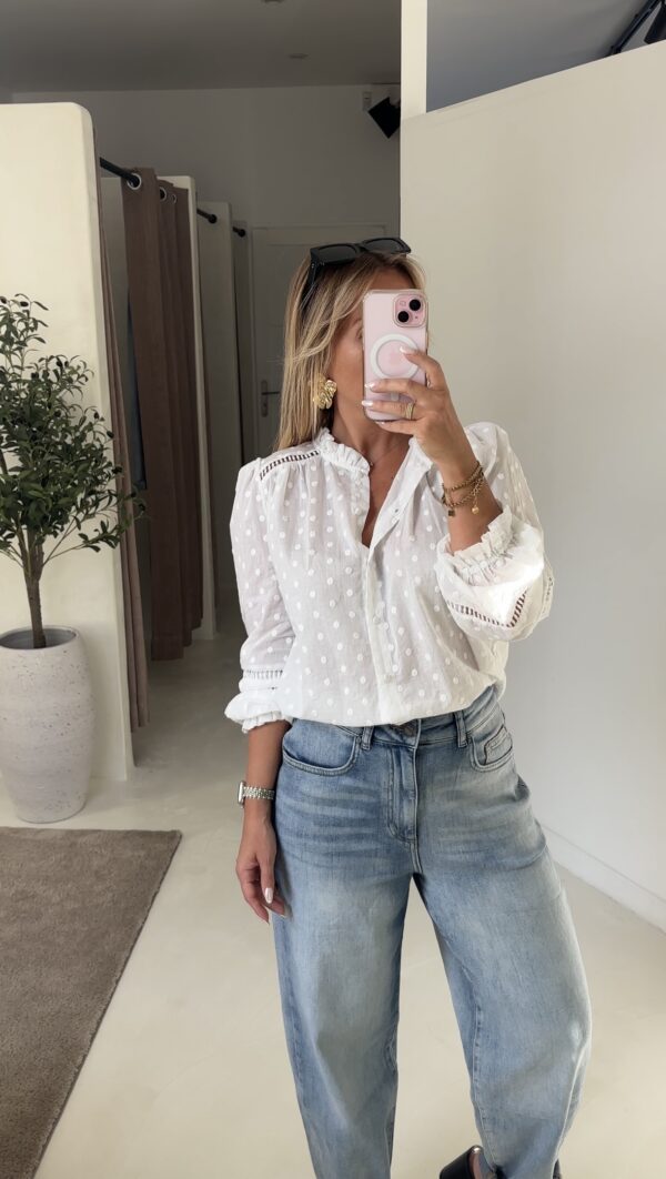 Blouse blanche à pois brodés