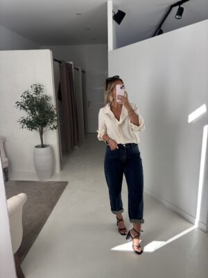 Blouse beige clair, col montant