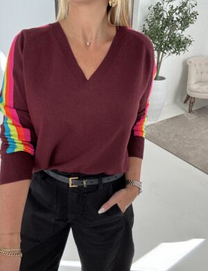 Pull col V bordeaux avec bandes arc-en-ciel