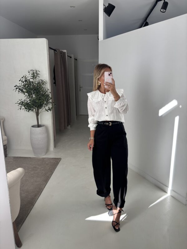 Blouse ajourée écrue col claudine – Image 2